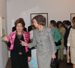 Su Majestad la Reina junto a Su Alteza Real la Princesa Wijdan Al-Hashemi de Jordania, presidenta de la Jordan National Gallery of Fine Arts, recorren
